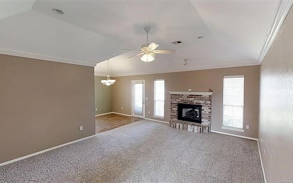 Vaulted ceiling, fireplace, beautifully painted - check out the virtual tour