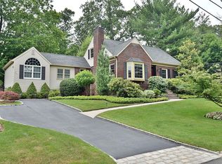 129 Windsor Rd, Tenafly, NJ 07670