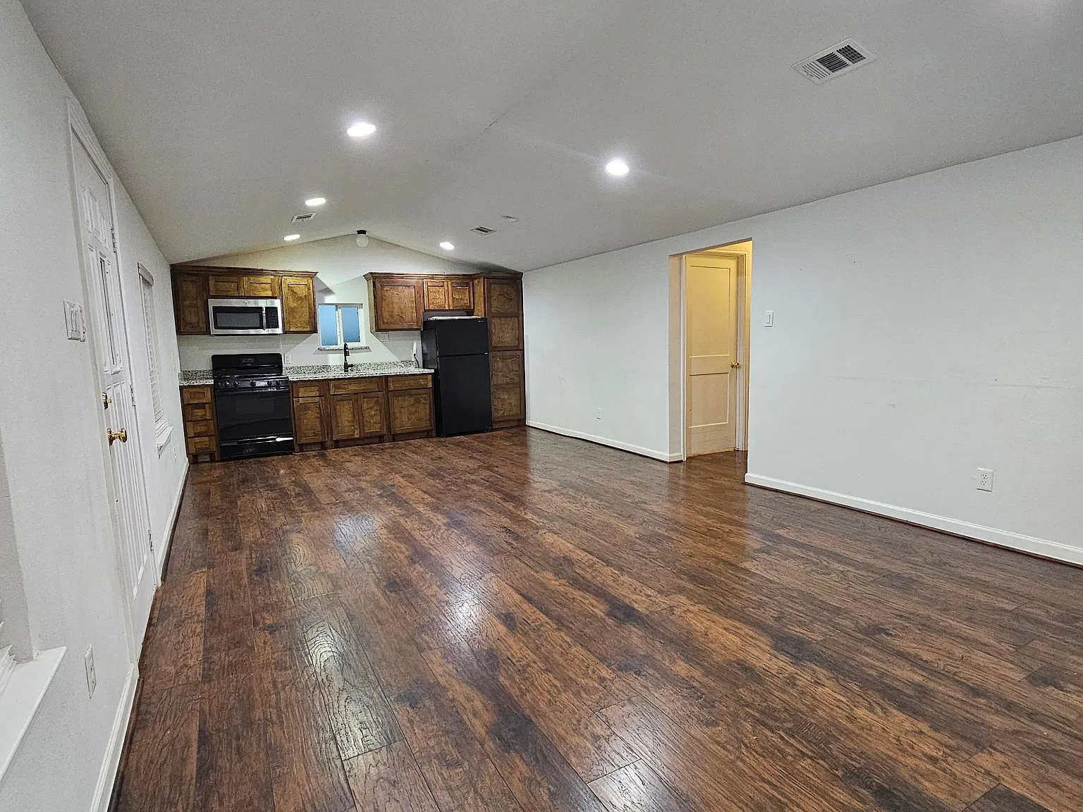 3 bed, 1450 sqft, $1,800 — Photo 3