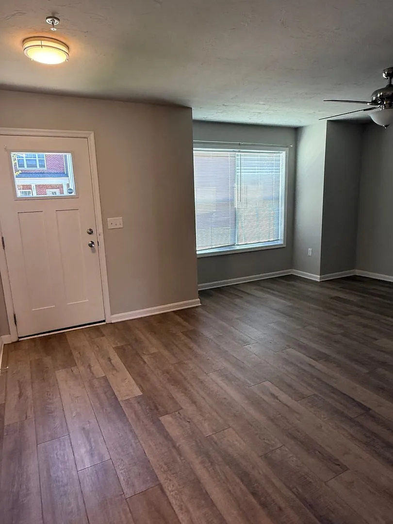 Updated 3 Bedroom Townhome Available — Photo 4