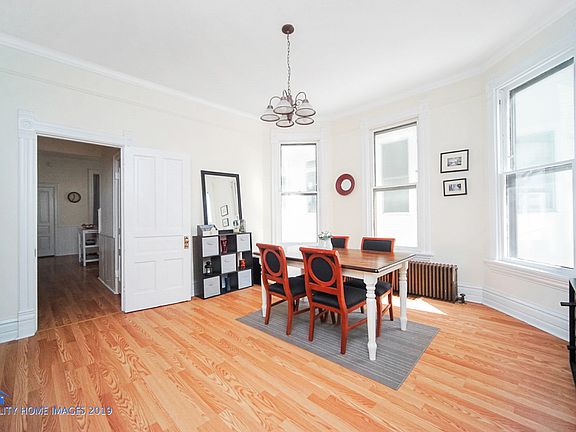 4th image of 1118 W Barry Ave