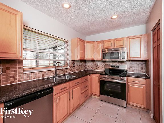 5th image of 11075 NW 27th Pl