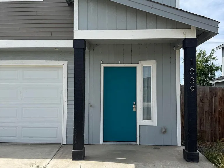 1039 NE Emerald Dr — Photo 1