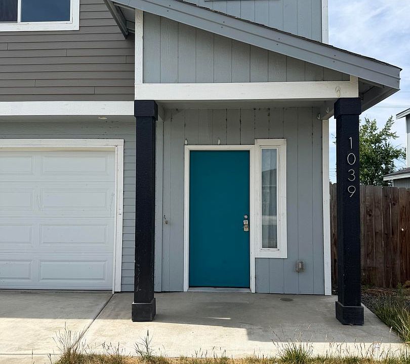 1st image of 1039 NE Emerald Dr
