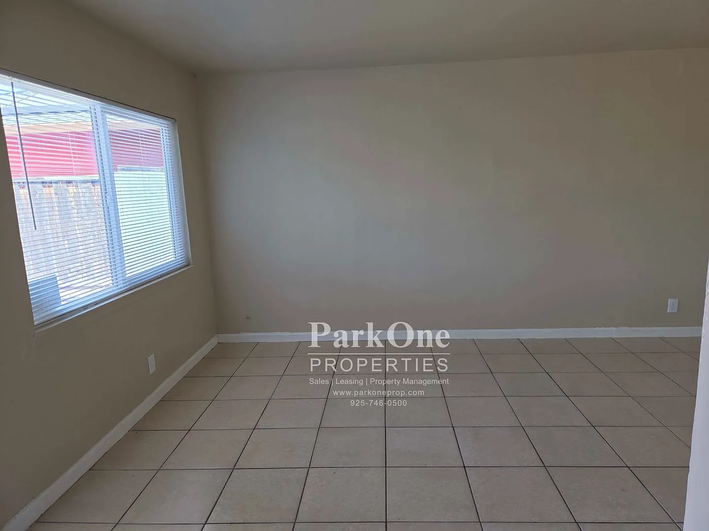 3 Bed 2 Bath House With Great Freeway Access and a Spacious Backyard — Photo 3