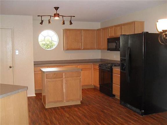 4th image of 220 Shady Oaks Ln