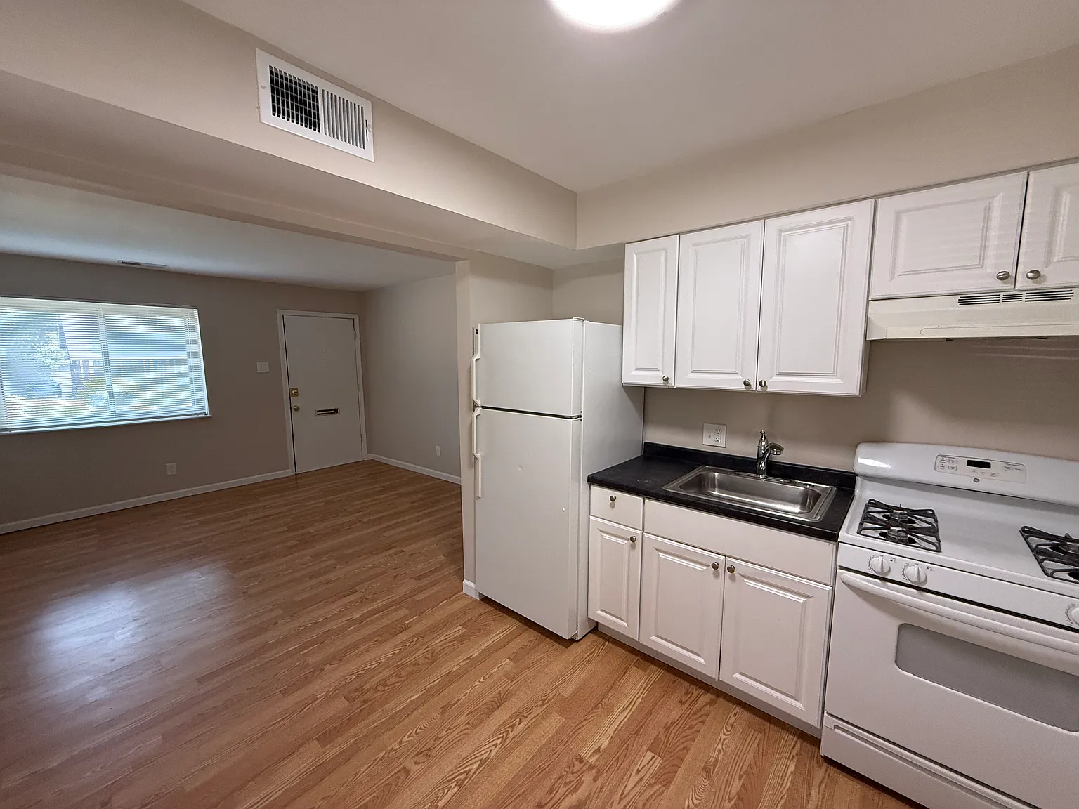 1 bed, $795 — Photo 2