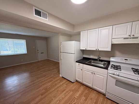 2nd image of 2131 Yale Ave APT 101