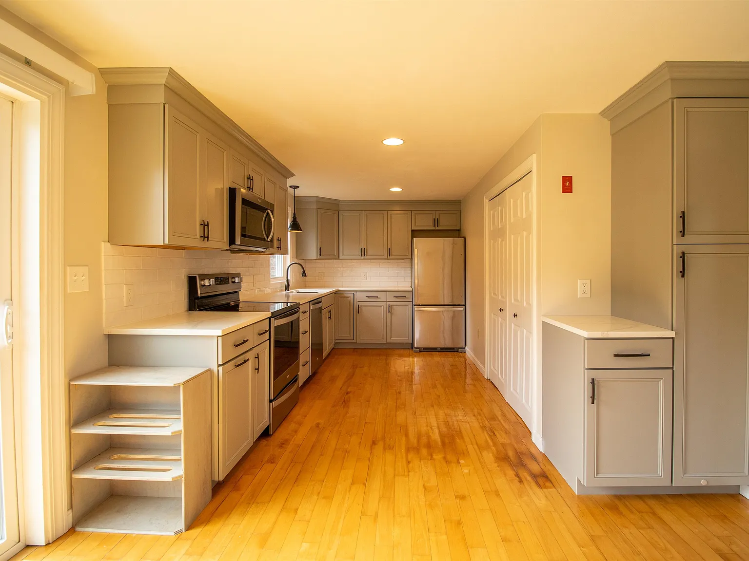3 bed, 1.0 bath, 1300 sqft, $3,000 — Photo 4