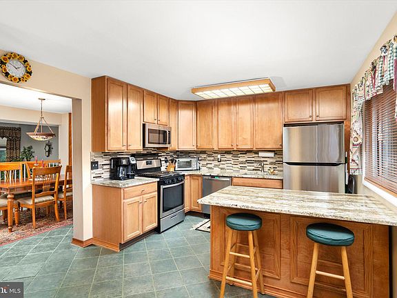 5th image of 366 Iverson Pl