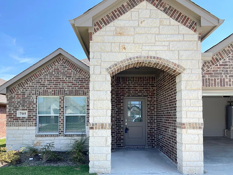 705 Tippit Ln — Photo 2