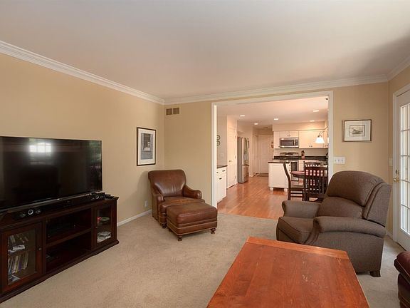 5th image of 833 Shawnee Trace Ct