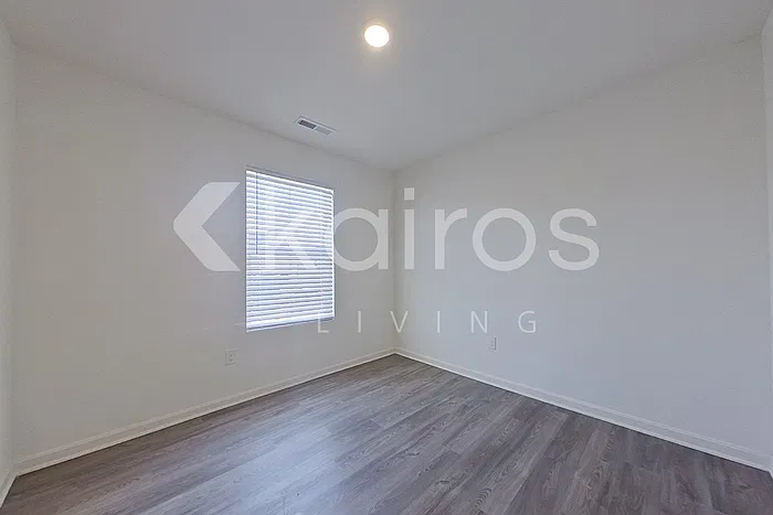 4 bed, 2.5 bath, 2014 sqft, $2,195 — Photo 2