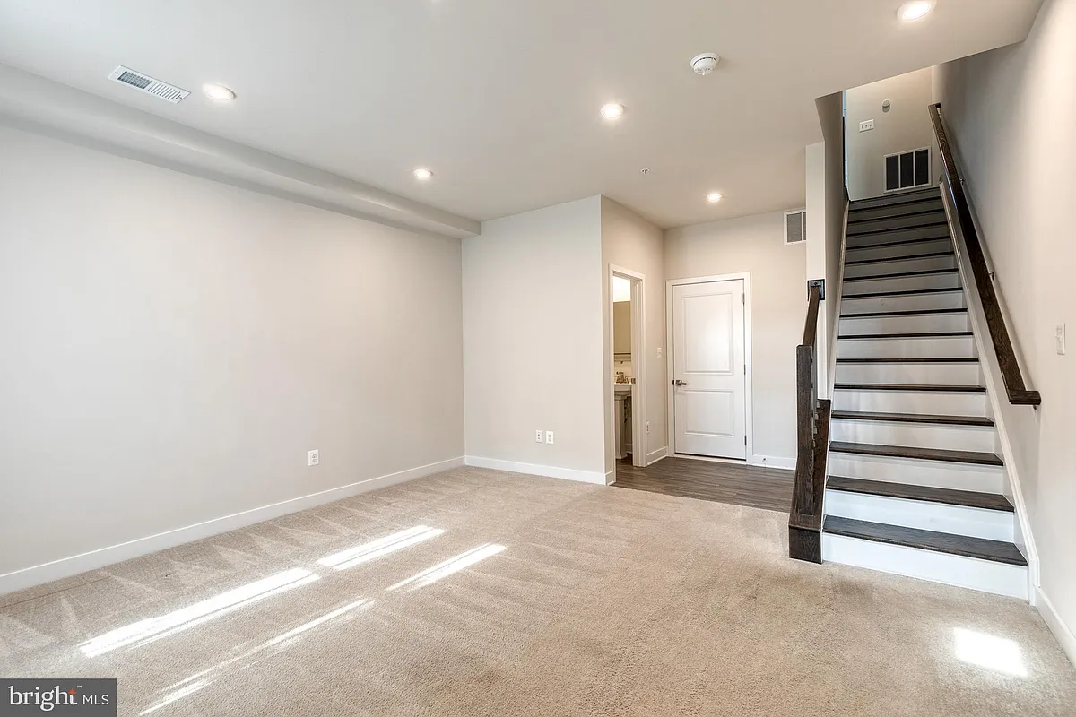 Building Photo - 228 S Newkirk St