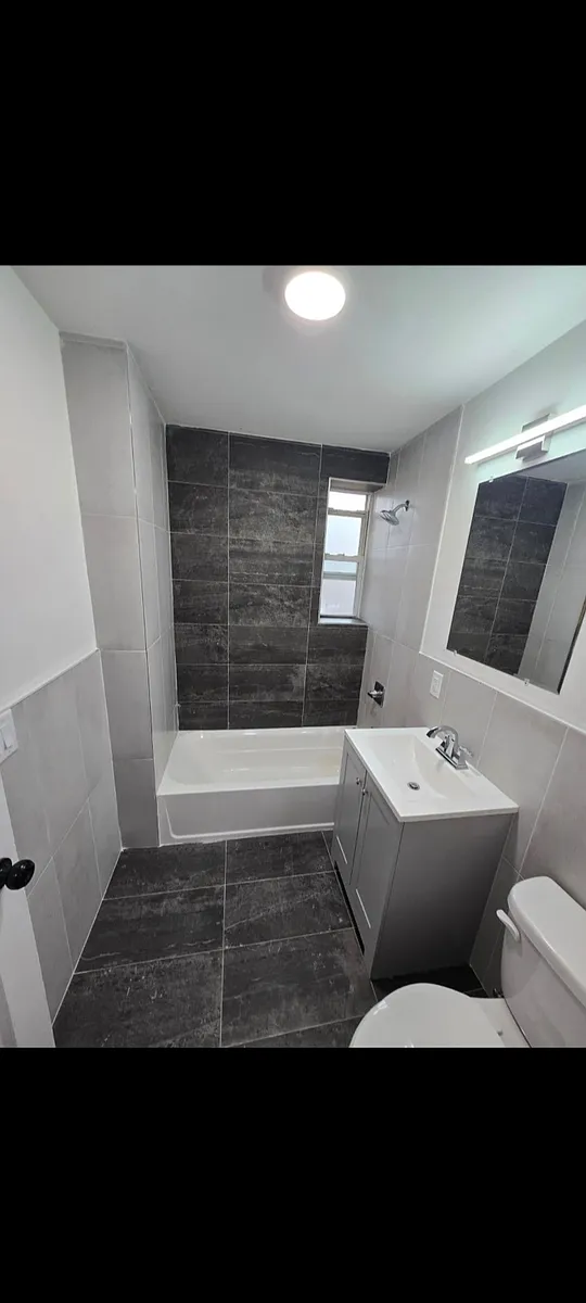 Building Photo - 502 W 7th St #3