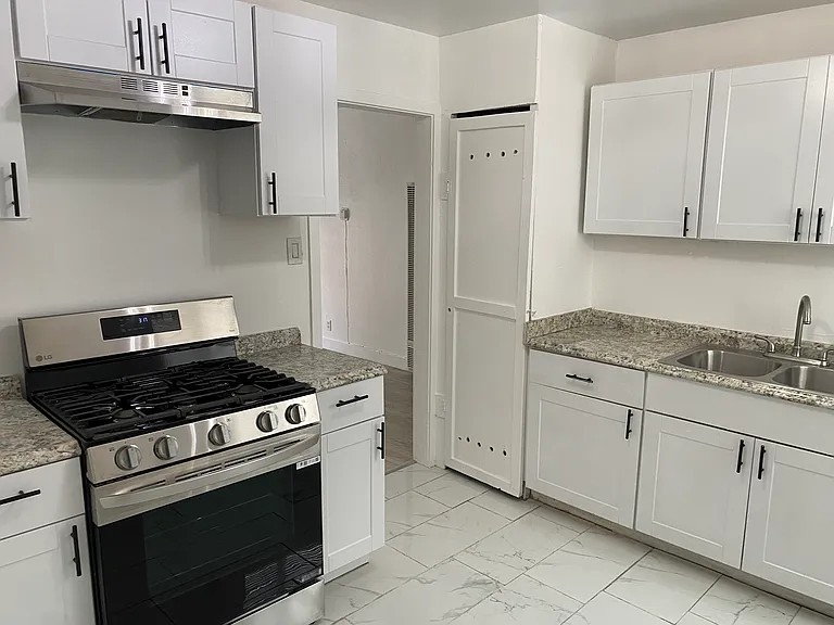 312-314 Maxine Ave — Photo 10