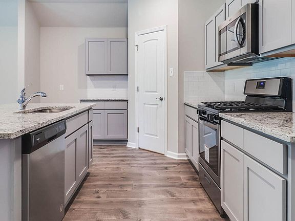 5th image of 104 Bur Oak Dr