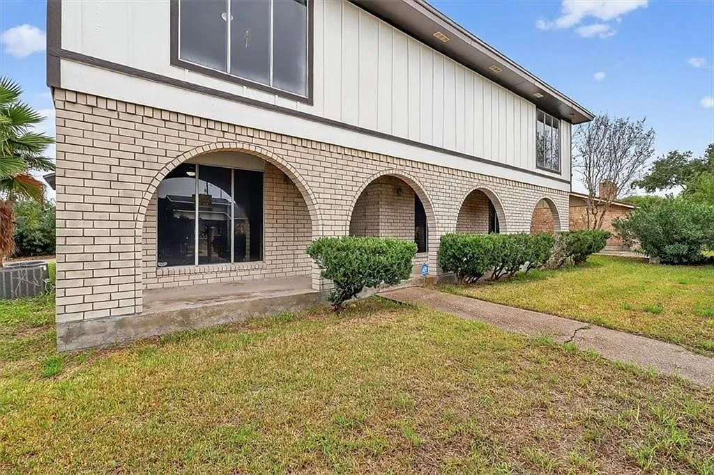 7 bed, 4.0 bath, 3601 sqft, $3,300 — Photo 2