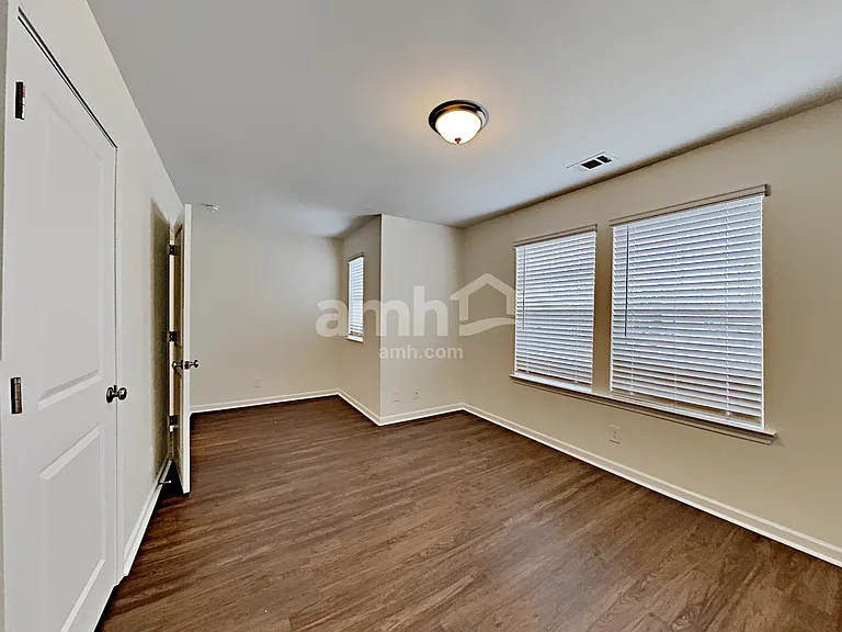 180 Landsdown Xing — Photo 14