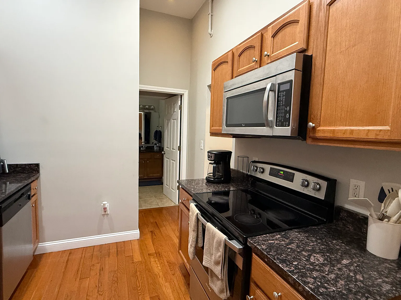 2 bed, 706 sqft, $2,300 — Photo 2