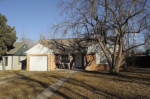 Front Exterior-1920 Roslyn
