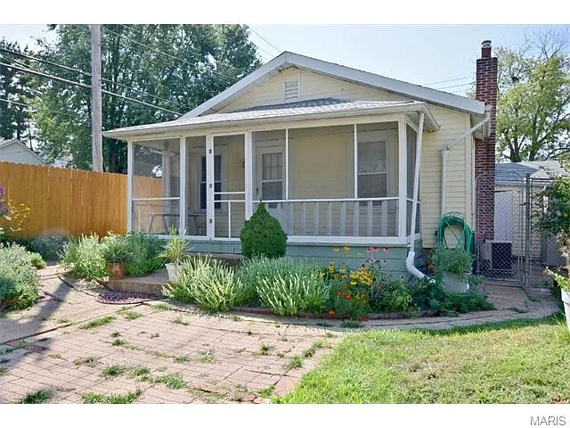 6916 Bancroft Ave photo 1