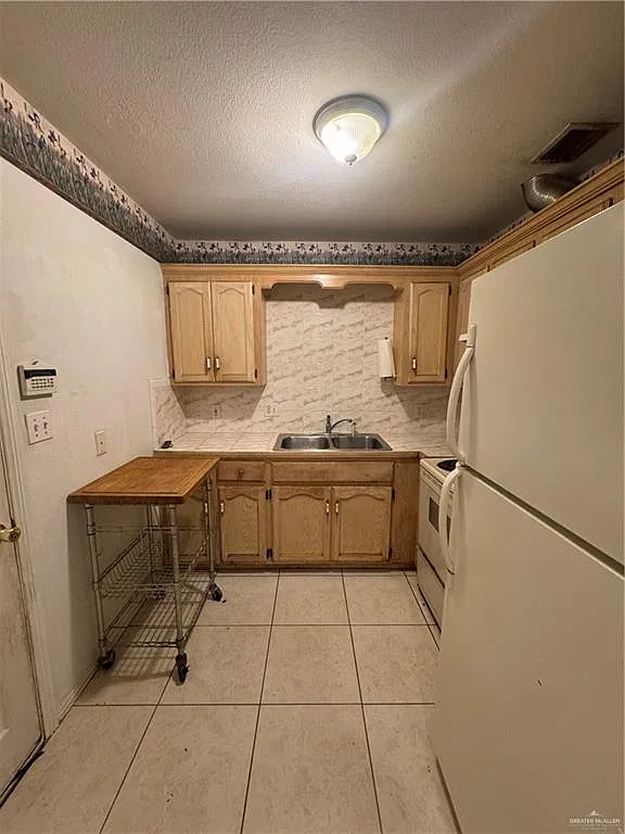 3 bed, 2.0 bath, 934 sqft, $1,200 — Photo 4
