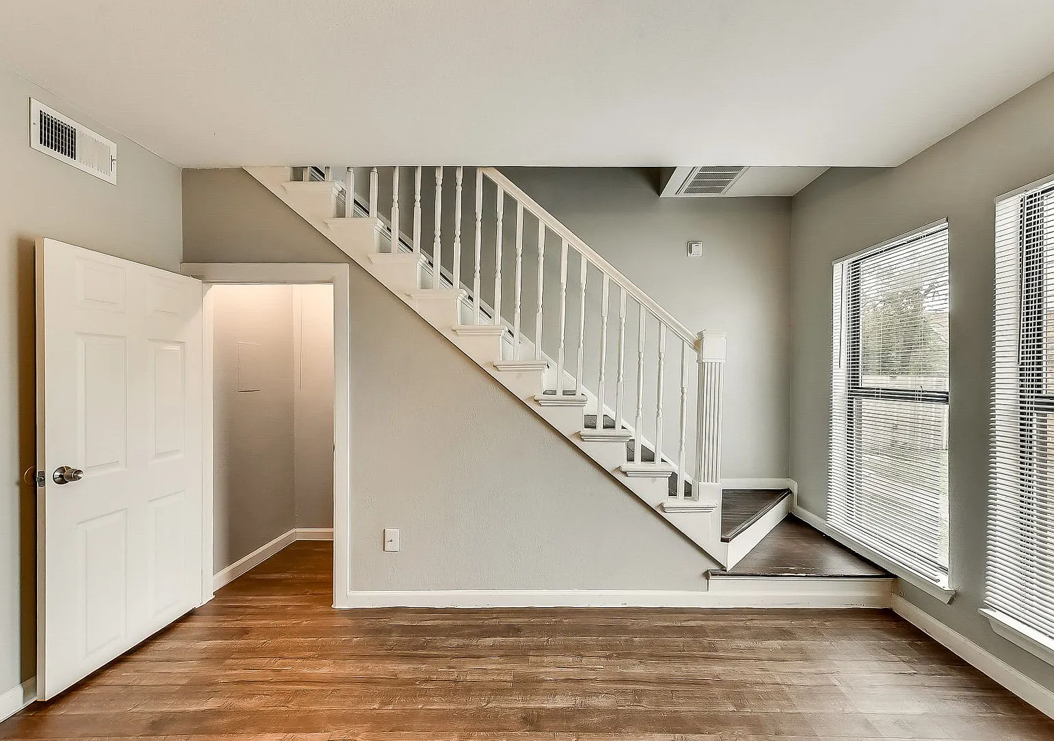 4515 E Side — Photo 4