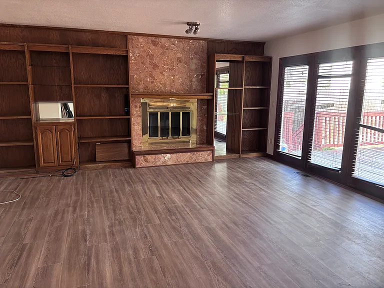 2701 Kingsbridge Cir — Photo 2