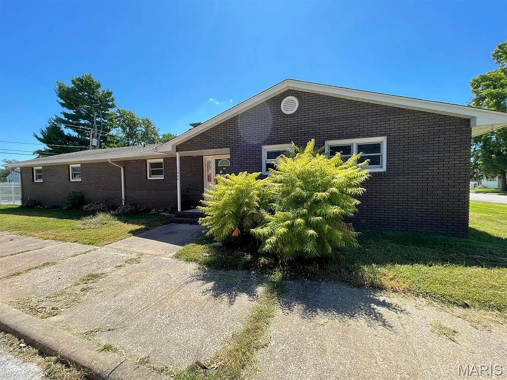 1006 Esther Ave photo 1