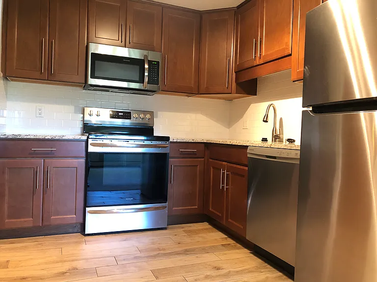 Lexington St Apartments — Photo 13