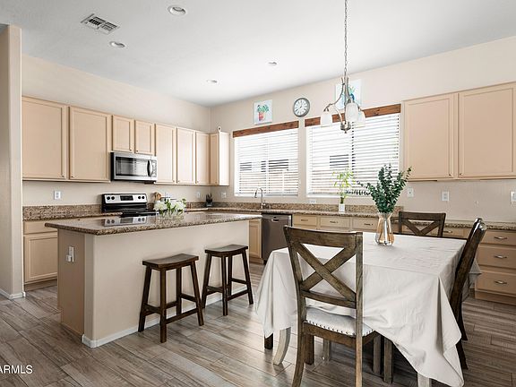 5th image of 3327 E JACINTO Avenue