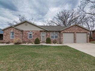 207 Lakeside Dr, Bethalto, IL 62010