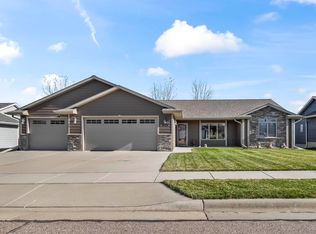 2828 Lyons Ln, Yankton, SD 57078