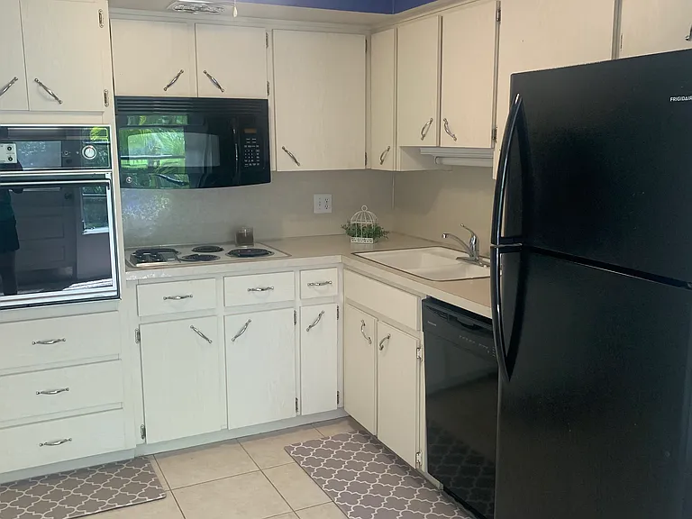2427 Rhodesian Dr — Photo 4