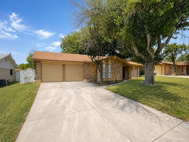 4231 Eagle Nest Dr — Photo 1