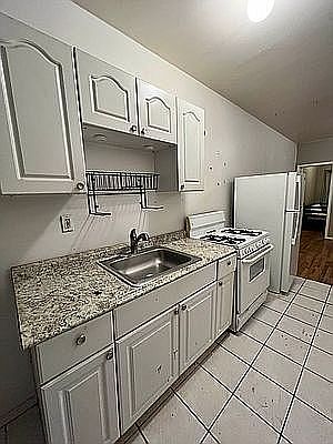 4th image of 971 Kent Ave #3B