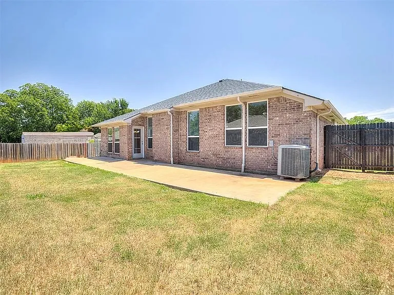 2505 Black Oaks Cir — Photo 26