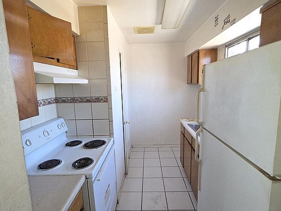 3rd image of 5210 W WINDSOR Avenue