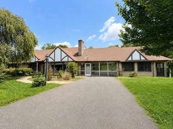 827 Pine St, Hillsville, VA 24343