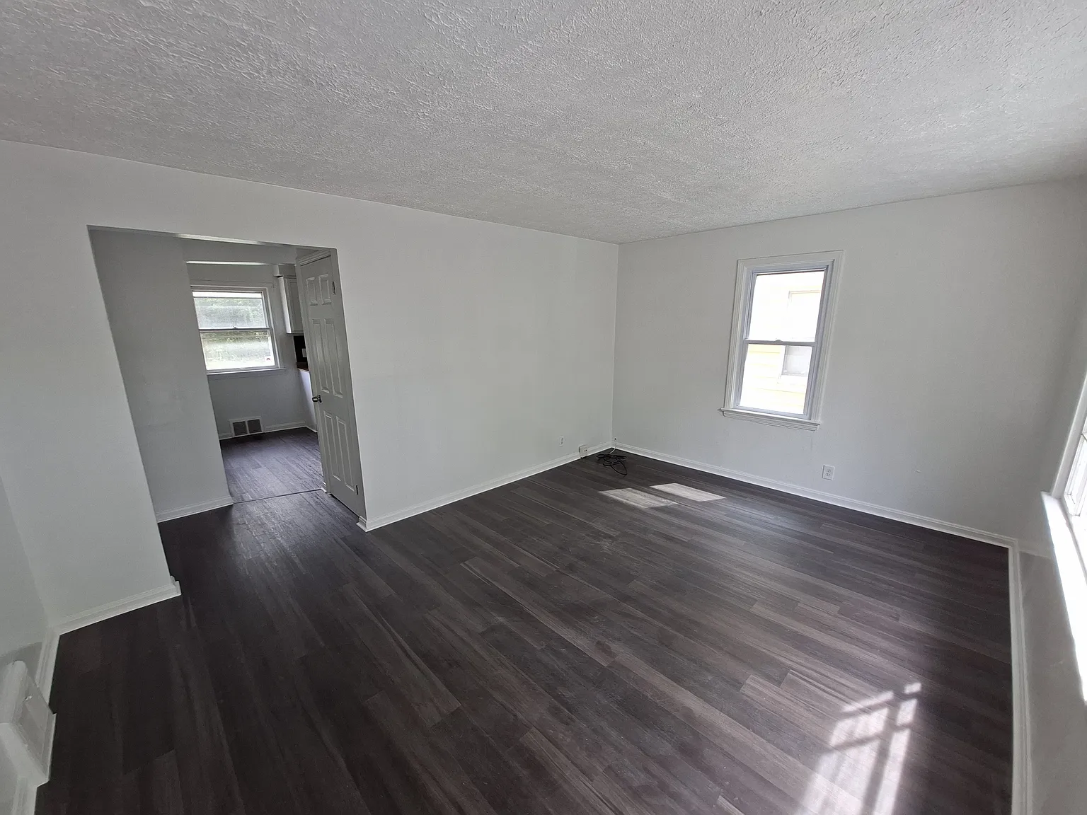 3 bed, 1074 sqft, $1,400 — Photo 2