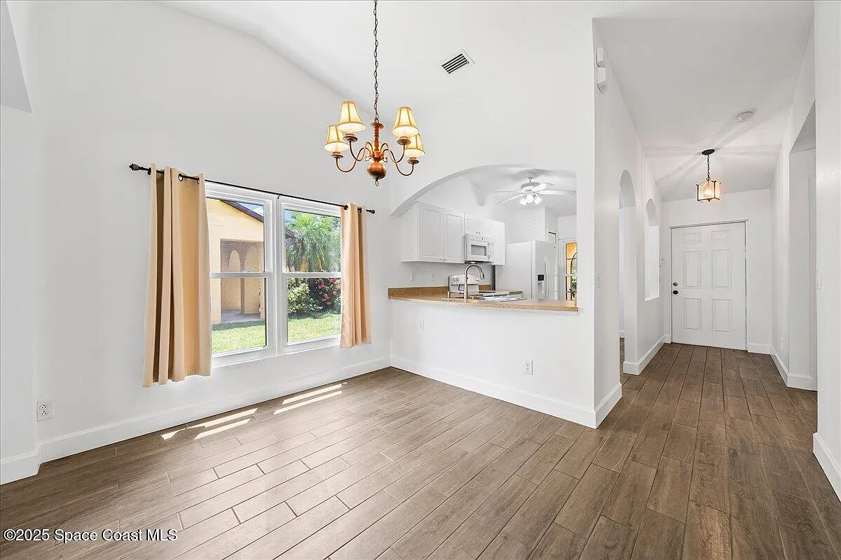 2 bed, 1050 sqft, $1,800 — Photo 2