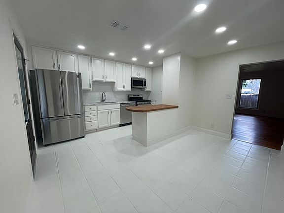 Kitchen - Plenty of cabinet space