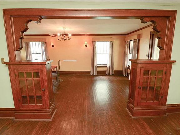 5th image of 1427 Blue Mounds St