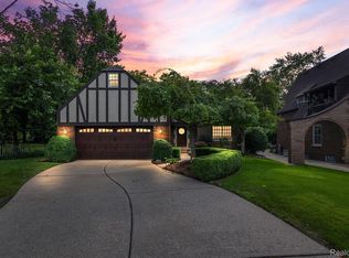 942 Bedford Rd, Grosse Pointe, MI 48230