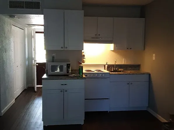 2424 Tennis Ct APT B13, Bay City, MI 48706