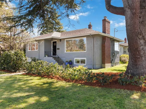 2001 Carrick St, Oak Bay, BC V8R 2M5