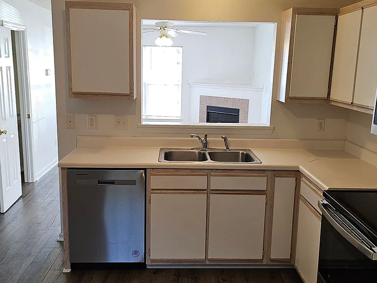 204 Fairwood Ct — Photo 11