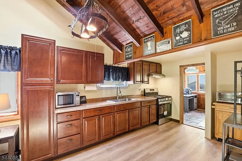 3 bed, 1.0 bath, $2,400 — Photo 3