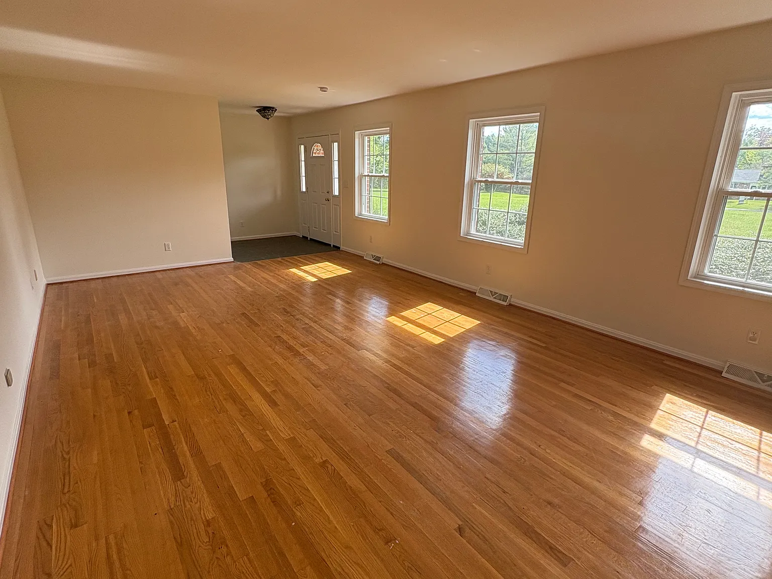 3 bed, 2.5 bath, 2012 sqft, $2,495 — Photo 3